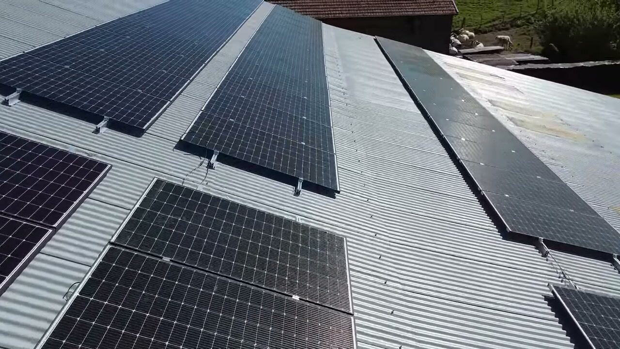 Toiture agricole équipée de panneaux photovoltaïques — projet Part'EnR à Vioménil (Vosges)